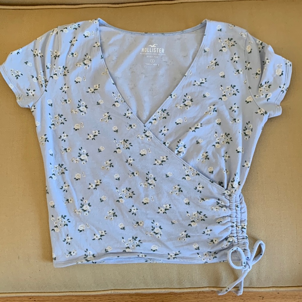 Hollister light blueish purple top size small with flowers